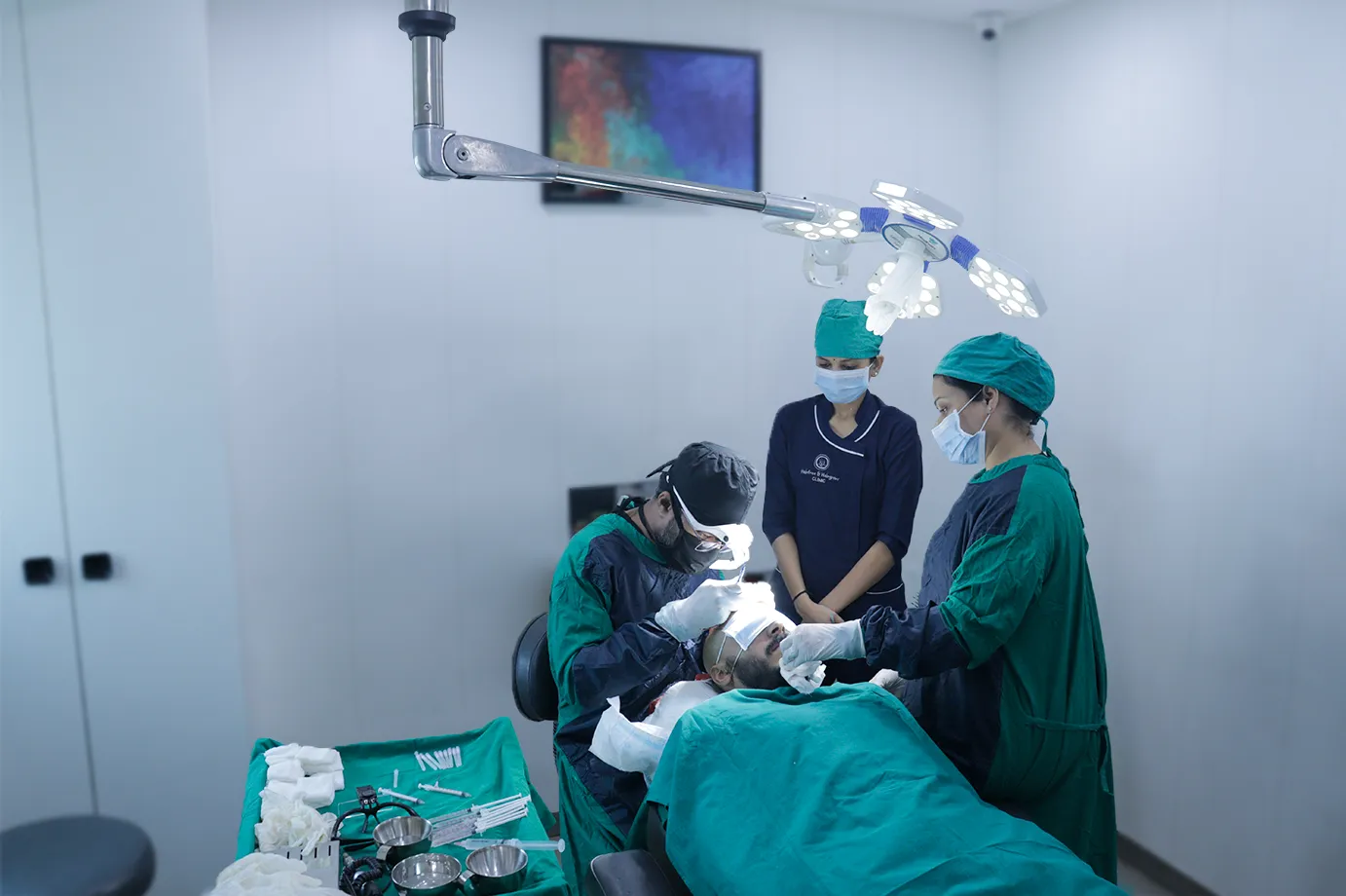 hair-transplant-surgeon-with-surgical-team