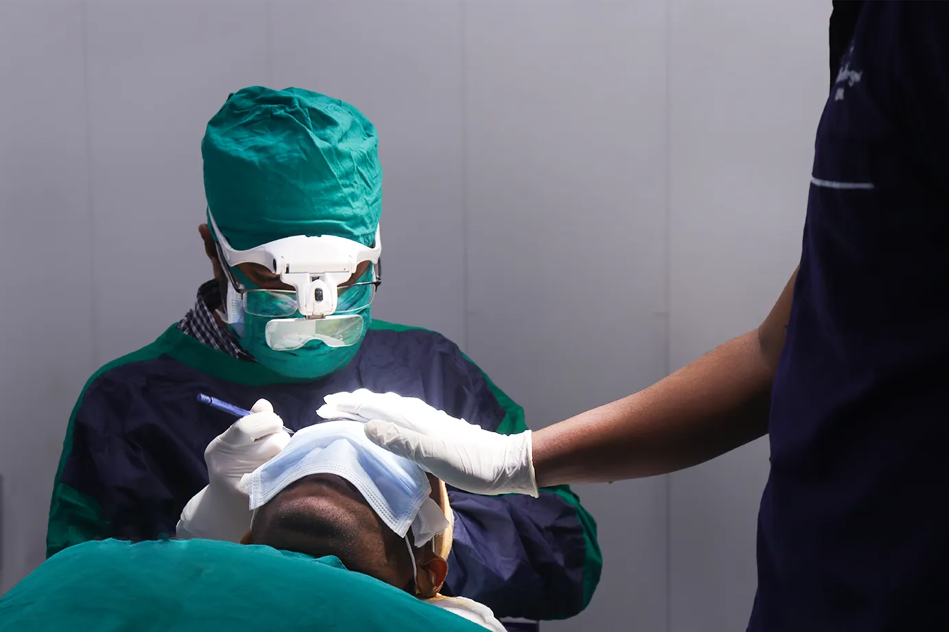 hair-transplant-surgery-performed-by-doctors